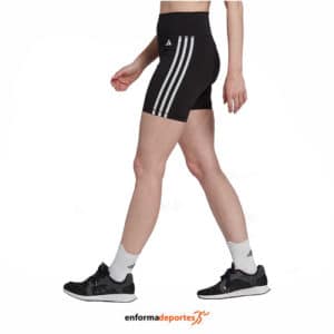 Mujer practicando fitness con malla Adidas